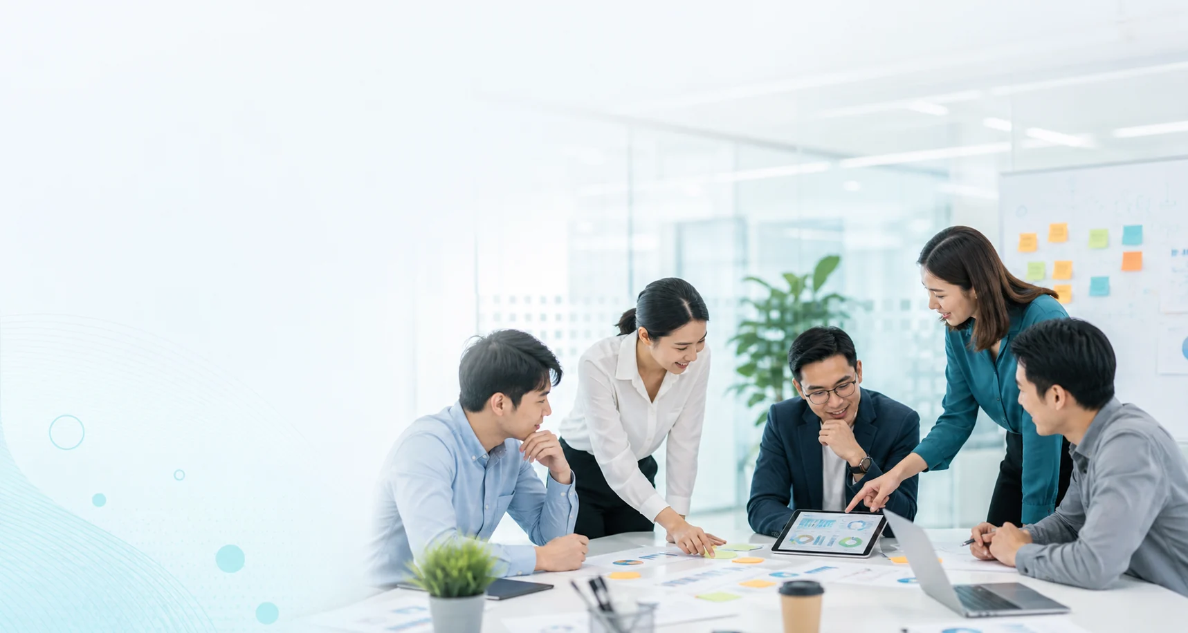 企業團隊共同檢視營運與管理數據